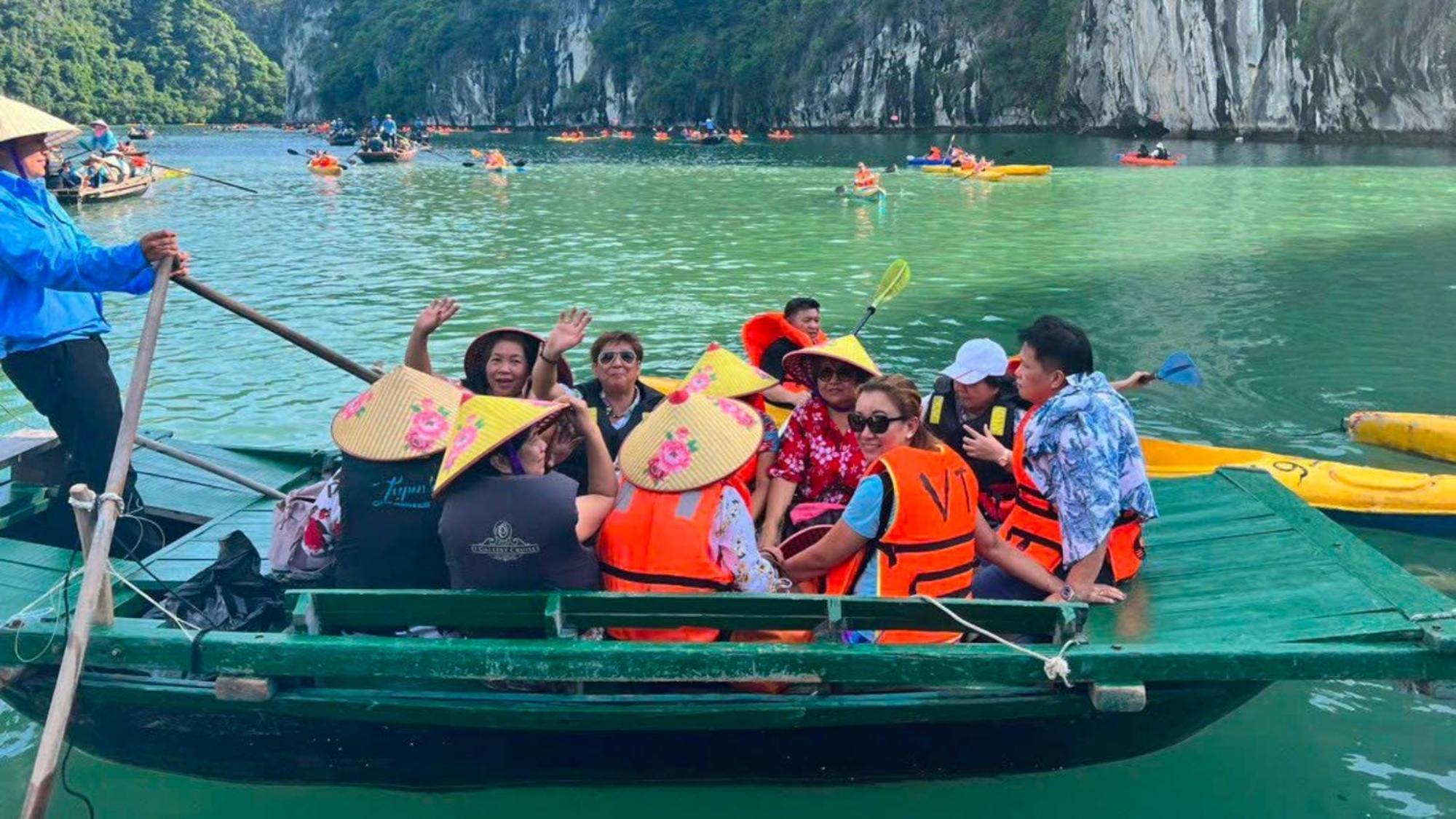 Lotus Boutique Cruise Hotel Ha Long Buitenkant foto