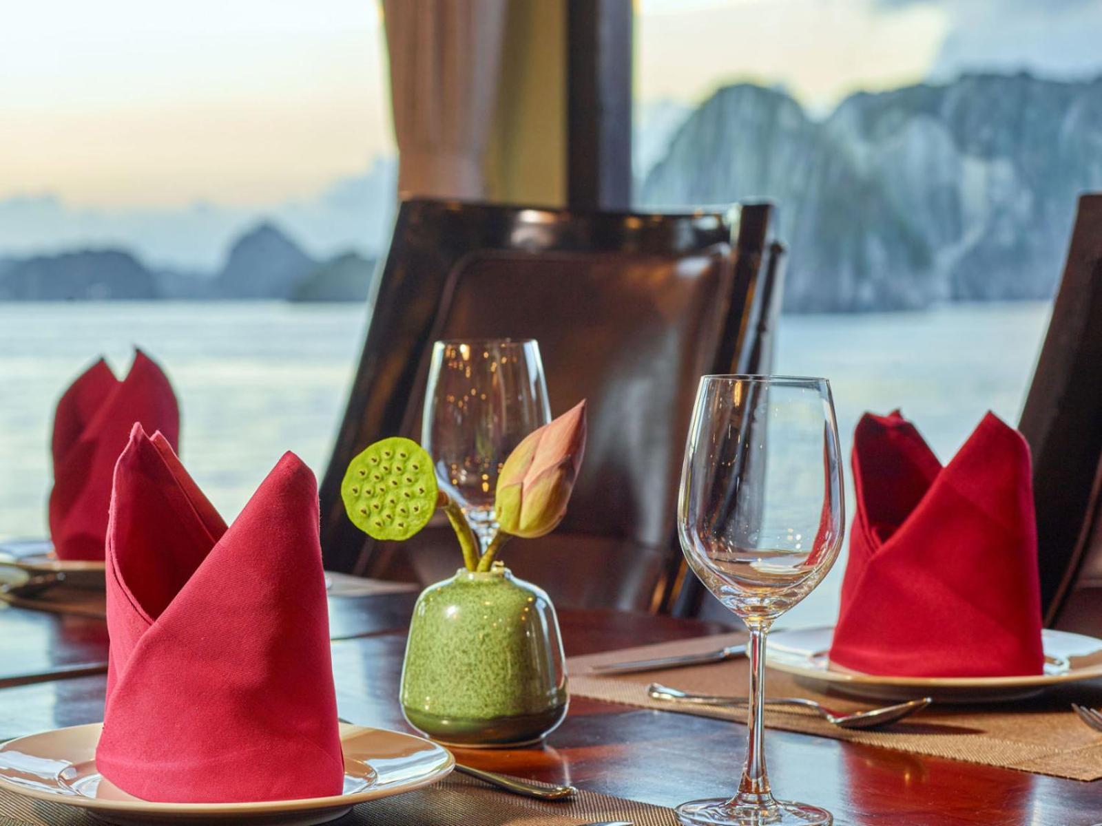 Lotus Boutique Cruise Hotel Ha Long Buitenkant foto