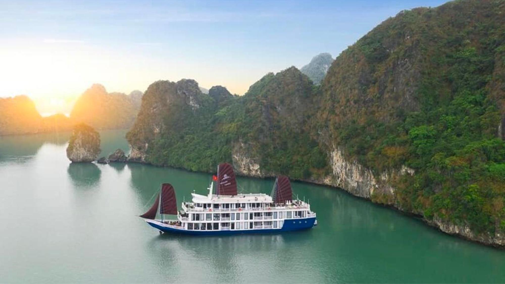 Lotus Boutique Cruise Hotel Ha Long Buitenkant foto
